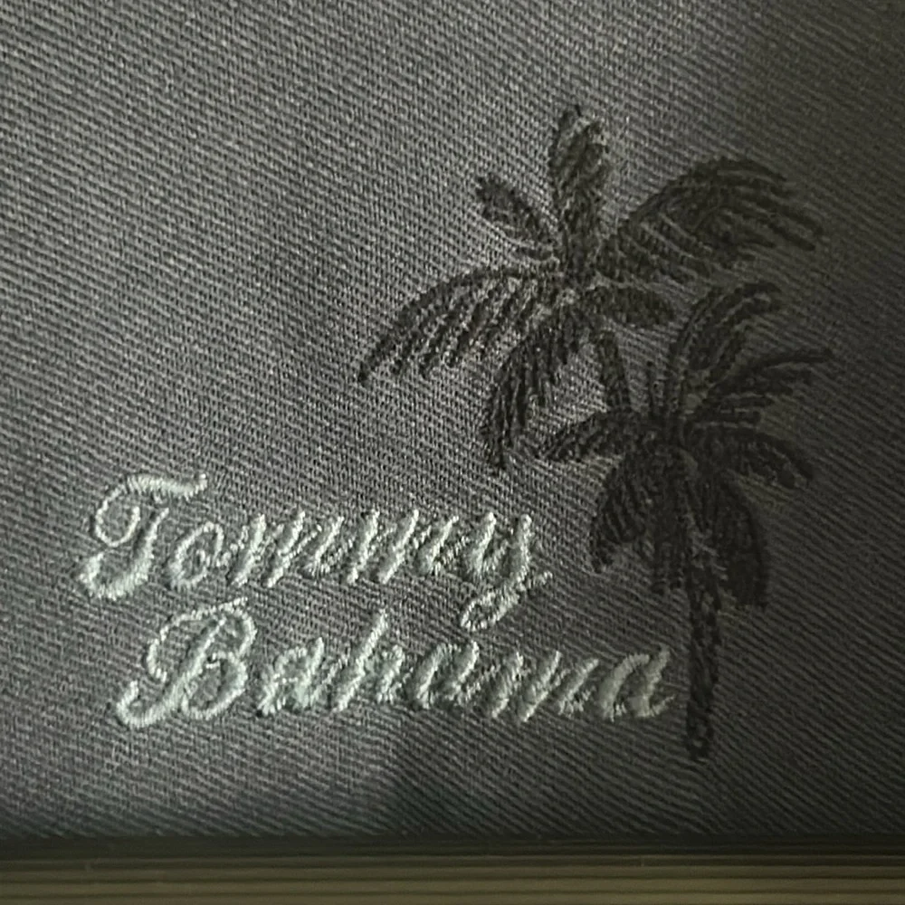 Tommy Bahama Classic Men’s Brushed Silk Short Sleeve Button Up Camp Shirt - Picture 2 of 6